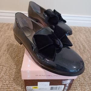 Bandolino Black Patent Leather (faux) Loafer, sz 6.5 medium, w/Velvet Bow
